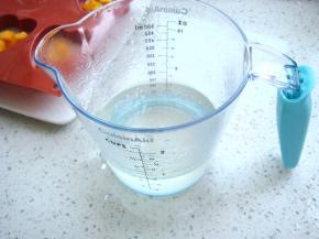 把水烧开倒入混合后的白凉粉中，搅拌融化均匀。