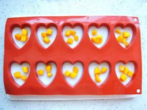 模具里撒上芒果粒。