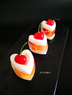 脱模后顶部放上樱桃点缀即可。