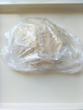 和好的面团发酵两倍大，在松弛15分钟。