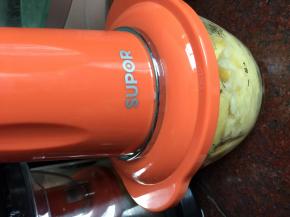 菠萝芯用搅拌机搅碎