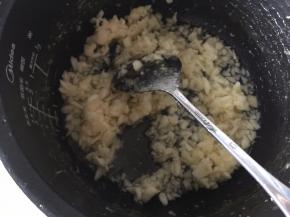 然后将菠萝芯放入电饭锅中