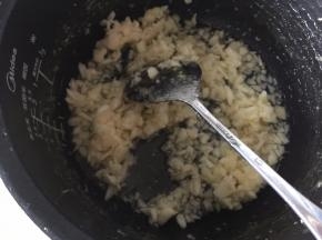 然后将菠萝芯放入电饭锅中