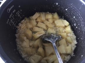 加入切块的菠萝和黄油煮软后加入白砂糖，煮时会有大量水份，无需担心，慢熬慢煮至差不多收汁