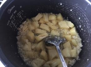 加入切块的菠萝和黄油煮软后加入白砂糖，煮时会有大量水份，无需担心，慢熬慢煮至差不多收汁