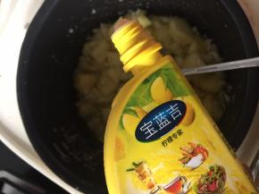 然后滴入柠檬汁