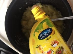 然后滴入柠檬汁
