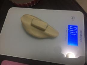 将和好的面团取出，称100g的4等份