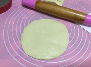 擀成20cm的圆形面皮
