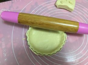 用擀面杖擀去边缘