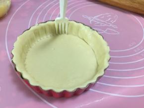 用面叉在边缘插孔，并印上花纹