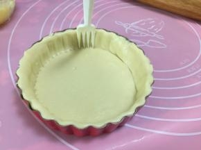 用面叉在边缘插孔，并印上花纹
