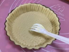 再在面皮上戳孔