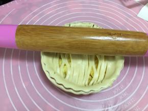 然后铺在模具上，用擀面杖擀去边缘