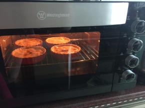 烤箱预热后，放入烤箱中层210摄氏度上下火30分钟