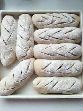 放入温暖处发酵，撒粉割口