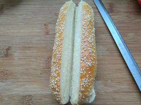 热狗坯切开，底部不要切断。