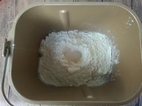 所有材料除黄油外，按照鸡蛋、牛奶、盐、糖（盐和糖对角放）、奶粉、高筋粉、最上面挖坑放酵母的顺序投入面包机桶内。