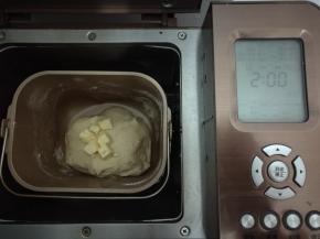 静置8分钟，放入黄油。