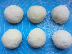 面团取出，排气，均分成6个小面团，盖保鲜膜松弛10分钟。