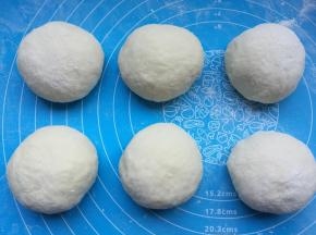 面团取出，排气，均分成6个小面团，盖保鲜膜松弛10分钟。