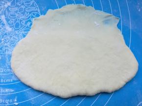 取一个小面团，擀开，成椭圆形，底部擀薄。