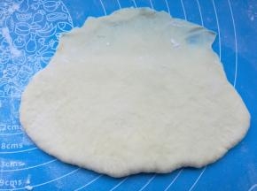 取一个小面团，擀开，成椭圆形，底部擀薄。