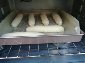 放入烤箱进行二次发酵，旁边放一碗热水增加湿度。