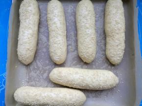 刷上留下的蛋液，撒上芝麻。