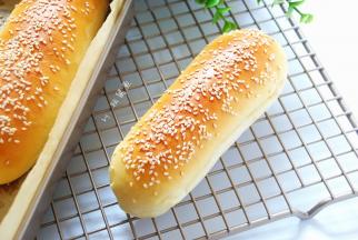 烤好出炉，移至烤网晾凉。