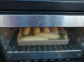 送入预热好的烤箱，以上下火180度烘烤20分钟至金黄色即可。