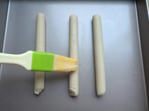 香肠三根，刷上油，烤箱160度烘烤5分钟。