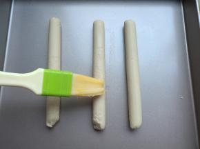 香肠三根，刷上油，烤箱160度烘烤5分钟。