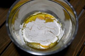 蛋黄内所有食材放入蛋黄盆内