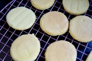 放入之前预热好的烤箱，160度20分钟即可