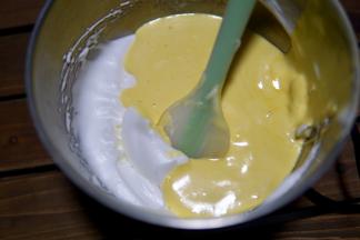 翻拌好的蛋黄糊和蛋白糊全部倒在一个盆内