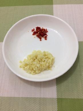 蒜和小米椒都切成末