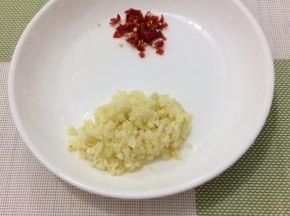 蒜和小米椒都切成末