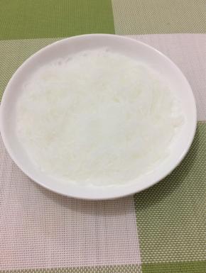 盘子底部放入焯好的粉丝