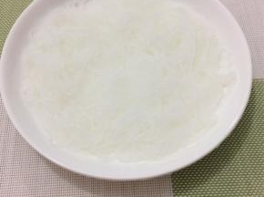 盘子底部放入焯好的粉丝