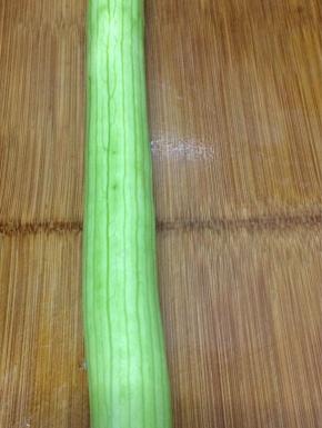 丝瓜洗干净去皮