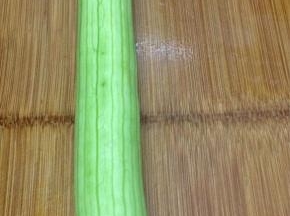 丝瓜洗干净去皮