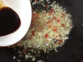 加入调好的料汁