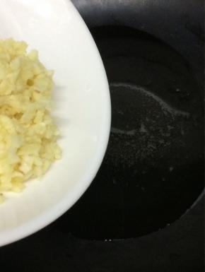 另起一个锅加入少许的油，等油热后，倒入一半的蒜蓉和全部小米椒