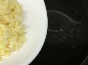 另起一个锅加入少许的油，等油热后，倒入一半的蒜蓉和全部小米椒