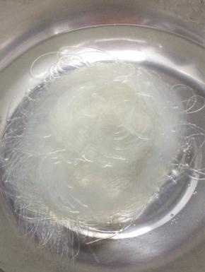 锅里倒入适量的水烧开，将粉丝放入焯水