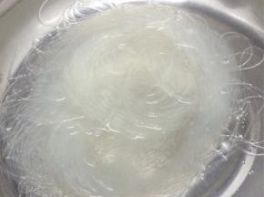 锅里倒入适量的水烧开，将粉丝放入焯水