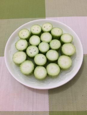 然后上面均为的将丝瓜摆上