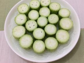 然后上面均为的将丝瓜摆上