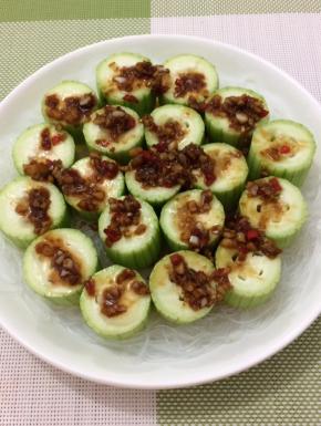 用小勺将炒好的料汁倒在丝瓜上